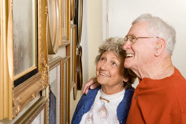 Senior paar kijken naar foto 's — Stockfoto