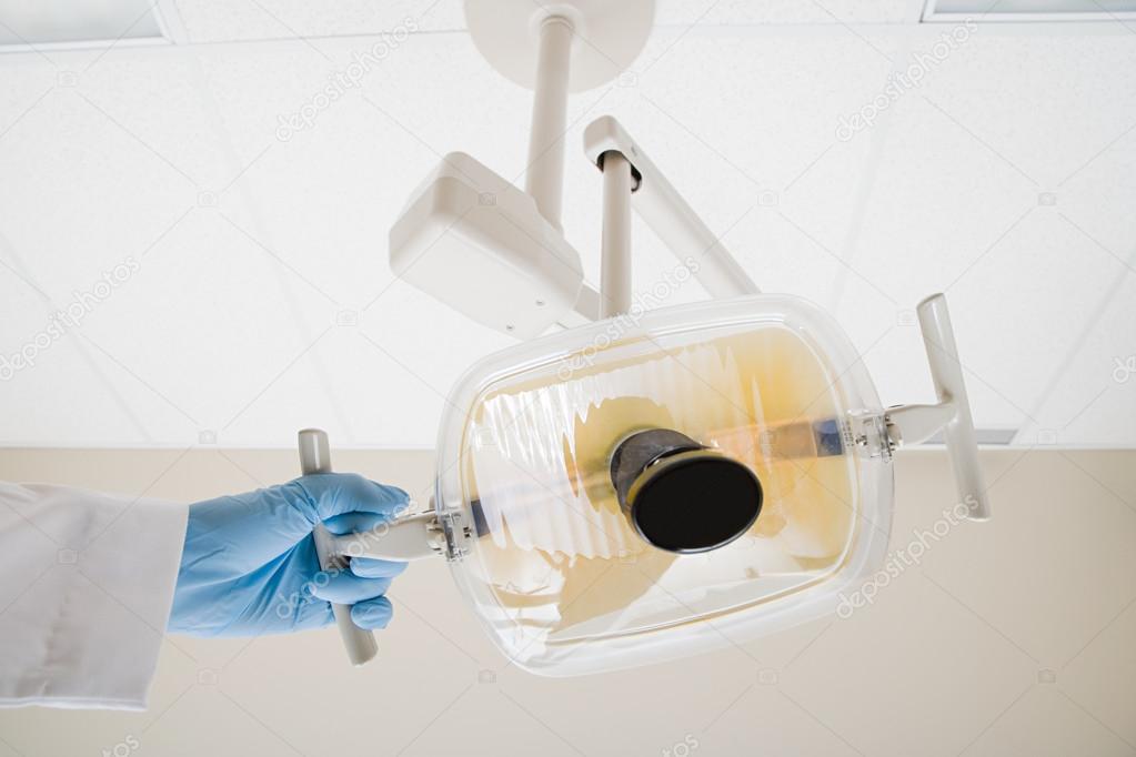 Plafoniere Per Sala Operatoria : Dentista con lampada in sala operatoria u2014 foto stock © xixinxing