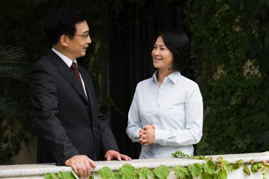 Çin iş arkadaşları konuşuyor