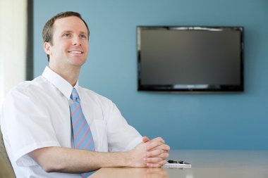 Konferans odasında düşünme ofis çalışanı