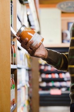 Bir kavanoz tutan bir adam