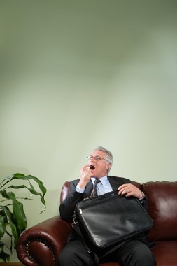 Nefes temizleyici kullanan adam