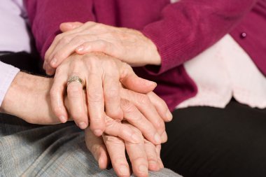 El ele tutusun yaşlı çift