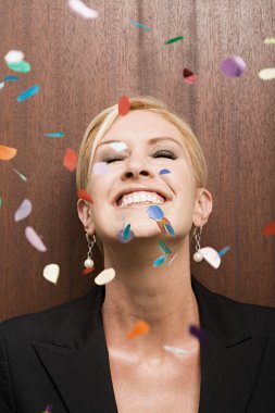 İşkadını altında düşen konfeti