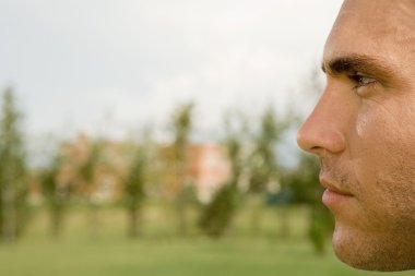 Dalgın adam profili