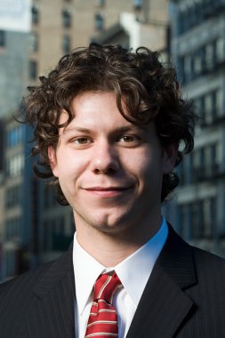 gülümseyen genç işadamı