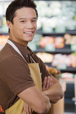 Satış asistanı süpermarkette portresi