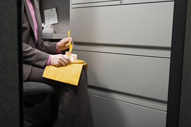 İş kadını gizlice pasta yemeye