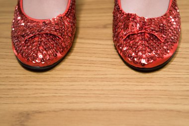 Kırmızı parlak ayakkabılar