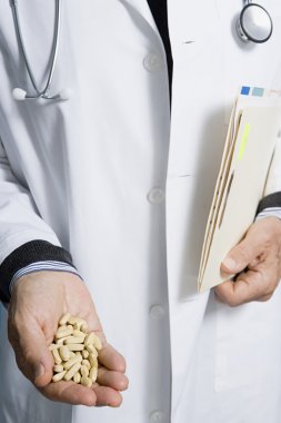 Doktor hap ve bir belgeleri holding