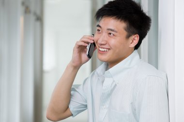 Cep telefonuyla konuşan adam.