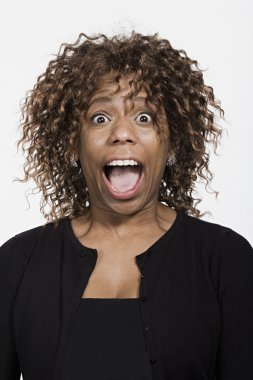 Orta yetişkin Afrikalı-Amerikalı kadın portresi