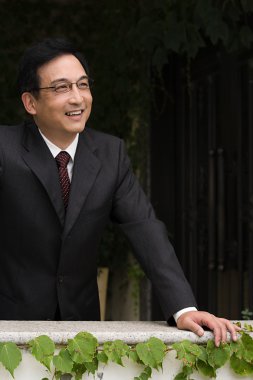 Gözlük gülümseyen Çinli işadamı