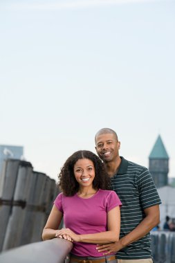 Gülümseyen bir çiftin portresi