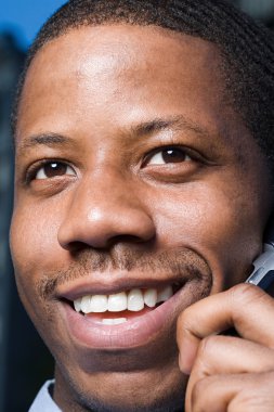 Cep telefonuyla konuşan adam.