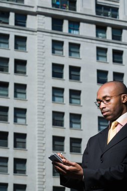 El bilgisayarı kullanarak iş adamı