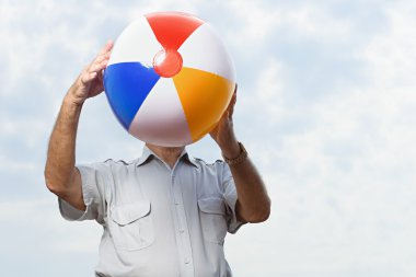 Bir beachball holding adam