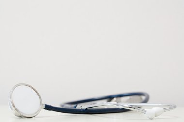 Tablo üzerinde stetoskop yalan