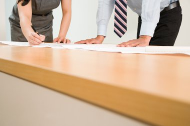 Ofis arkadaşları çalışma kırpılmış