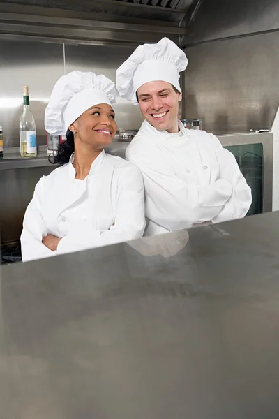 Dwóch szefów kuchni uśmiechający się na kuchni — Zdjęcie stockowe