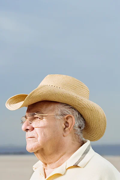 Hombre con sombrero de vaquero de paja — Foto de Stock