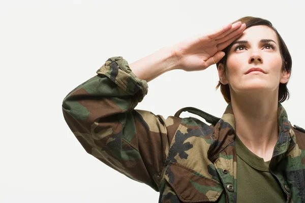Kadın asker selamlıyor — Stok fotoğraf