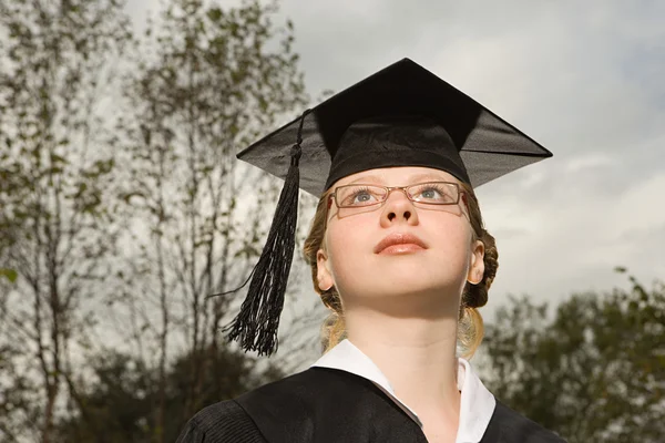 Donna laureata guardando in su — Foto Stock