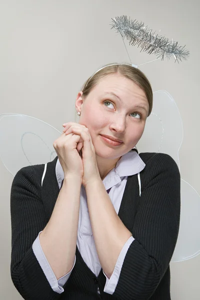 Büroangestellte als Engel verkleidet — Stockfoto