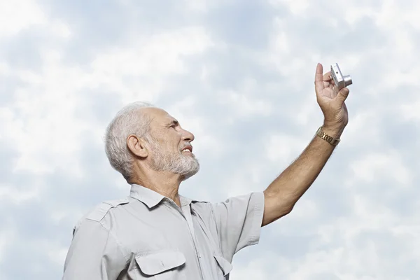 Hombre tomando una foto del cielo —  Fotos de Stock