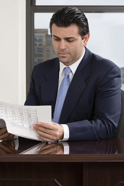Relatório de leitura do empresário no cargo — Fotografia de Stock