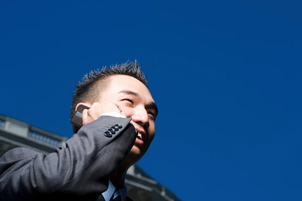 Affärsman talar på mobiltelefon — Stockfoto