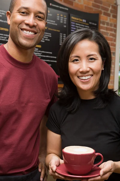 Twee obers glimlachen op camera — Stockfoto