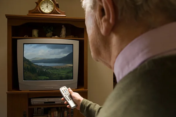 Senior homem assistindo televisão — Fotografia de Stock