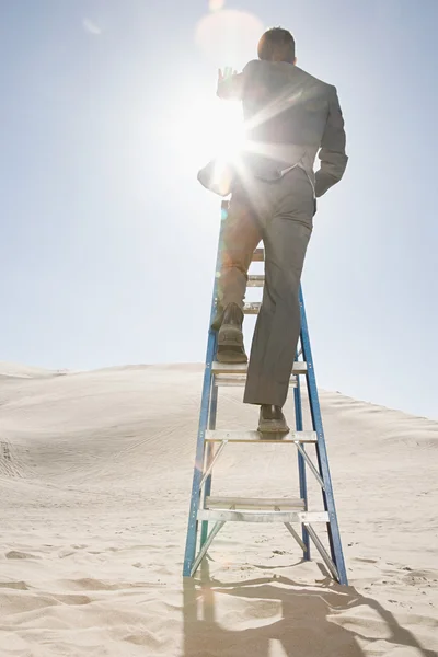 L'uomo sulla scala nel deserto — Foto Stock