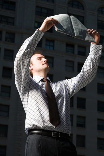 Mann liest Zeitung — Stockfoto