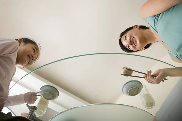 Una madre e una figlia che mangiano — Foto Stock