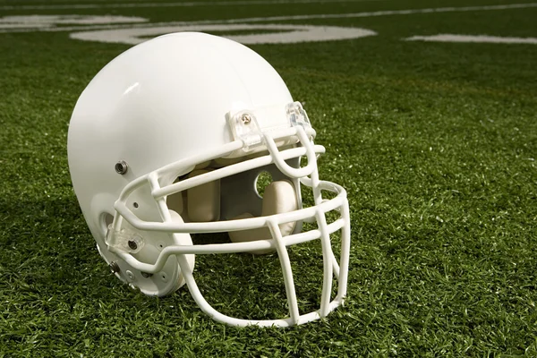 Шлем на американском футбольном поле — стоковое фото
