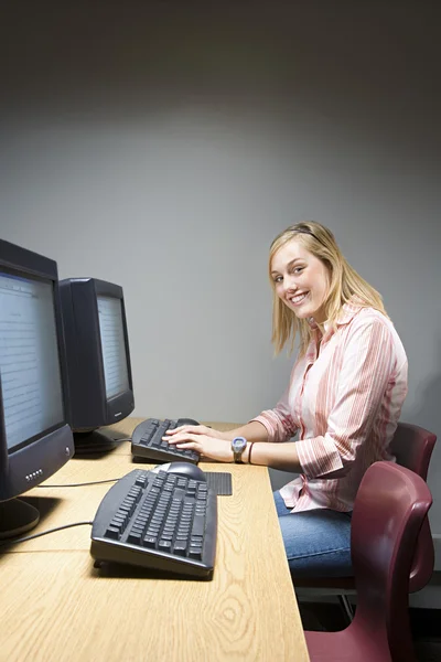 Vrouwelijke student werkt op een computer — Stockfoto