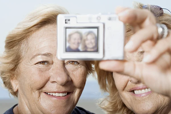 Frau macht ein Foto von sich — Stockfoto