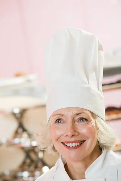 Portret van een bakker glimlachen — Stockfoto