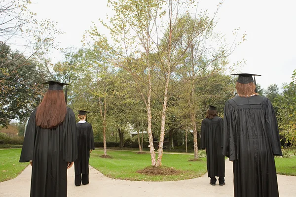 Kobiece absolwentów schodząc w dół ścieżki — Zdjęcie stockowe