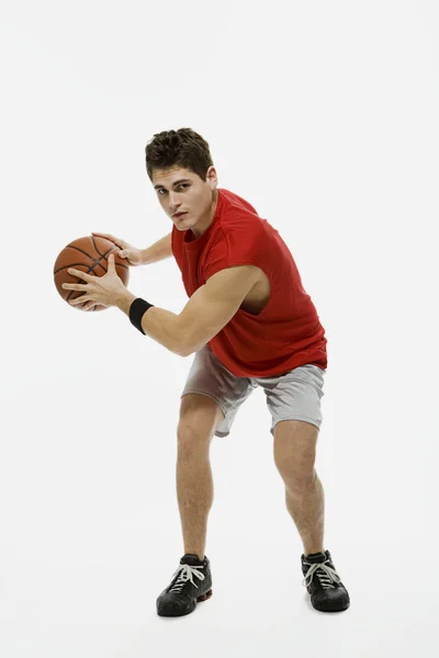 Basketbalový hráč s míčem představuje — Stock fotografie