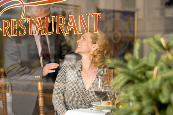 Жінка і чоловік в ресторані — стокове фото