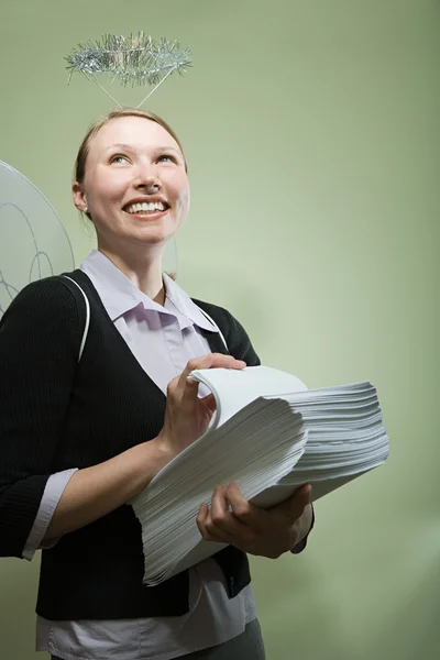 Escritório empresária segurando papelada — Fotografia de Stock