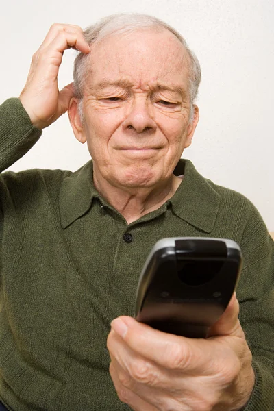 Verward oudere man met afstandsbediening — Stockfoto