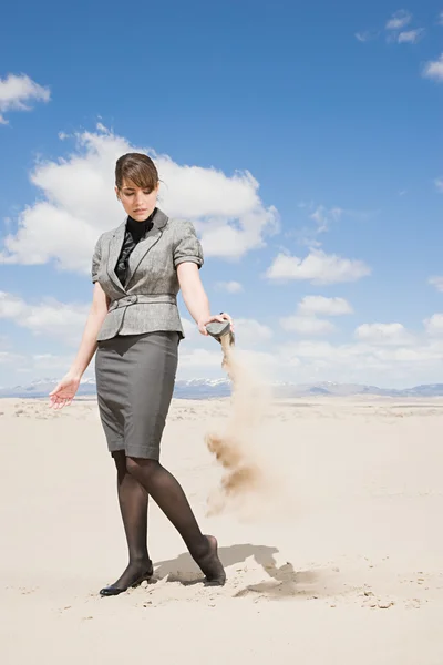 Mujer vaciando arena de su zapato — Foto de Stock