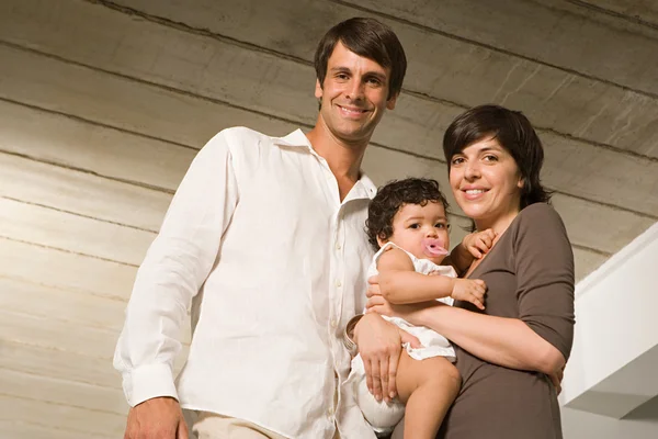 Rodiče s dítětem, s úsměvem — Stock fotografie