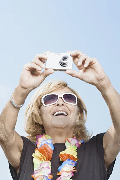 Frau macht ein Foto — Stockfoto