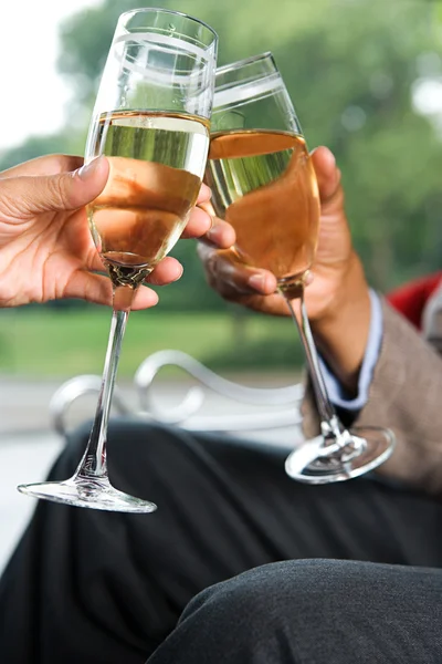 Пара празднующих с бокалами вина — стоковое фото