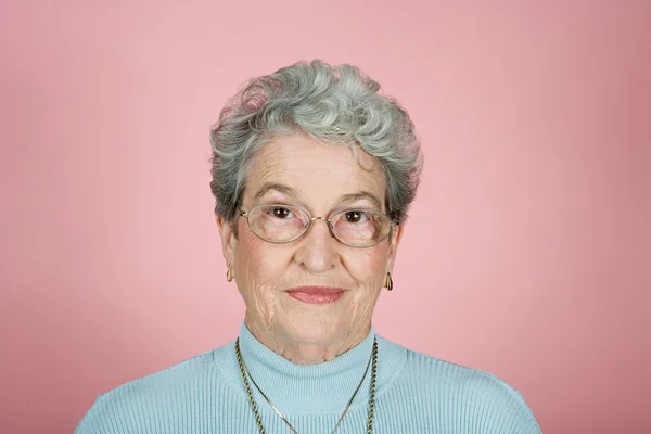 Retrato de una mujer adulta mayor — Foto de Stock